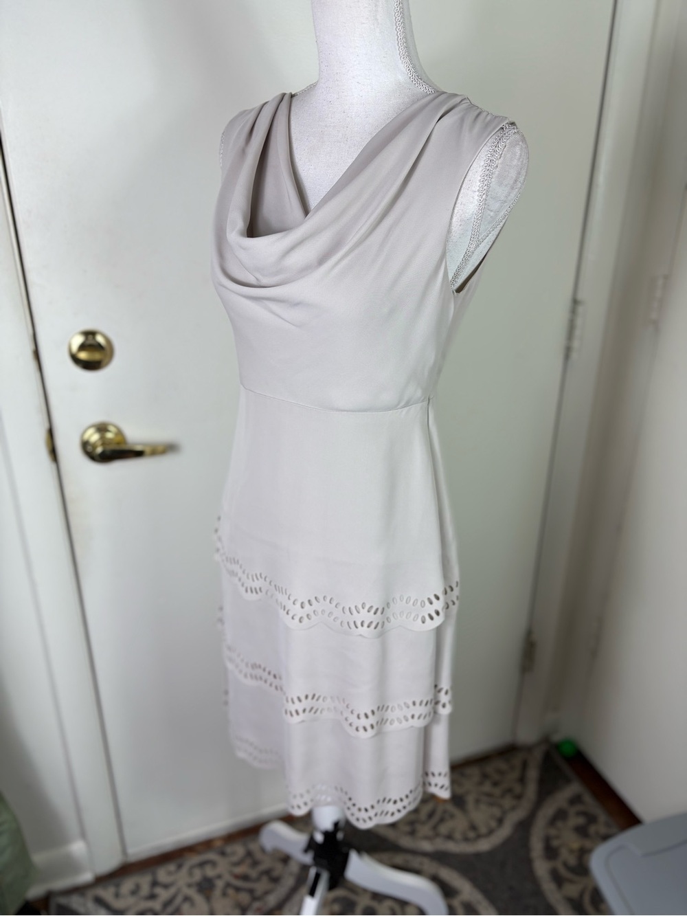Spense Women Sz 4 Sleeveless lined laser cut draped neck Beige Scallop Hem Dress - Picture 5 of 11